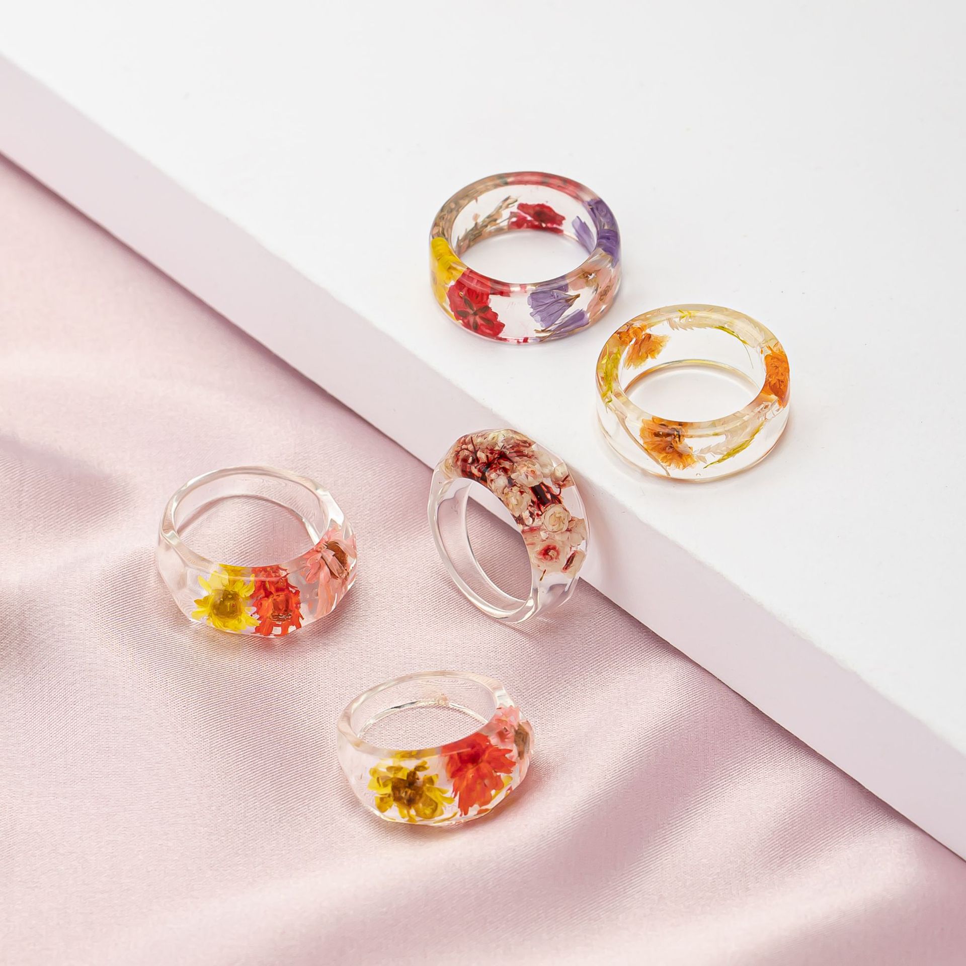 Resin Art Ring - 絶妙なミニマリスト樹脂製デイジー ドライフラワー レトロアクリルリング 女性用 クリエイティブな個性あふれるフレッシュリング 卸売ギフト