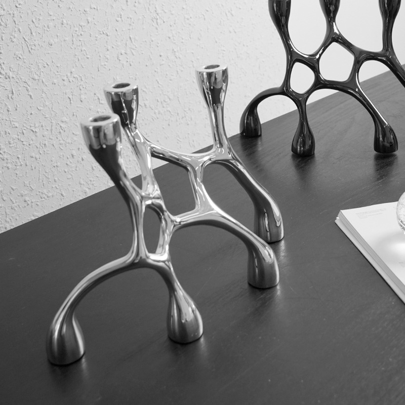 シルバーの不規則な樹脂製アートキャンドルスティック、ロマンチ - Resin Art Aesthetic のレビューと価格